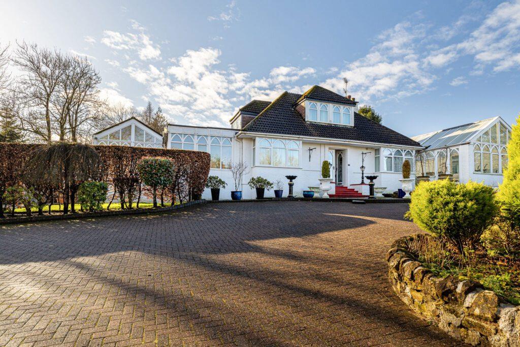 Brook Cottage, Eaglesham Road, Newton Mearns 4 bed detached bungalow