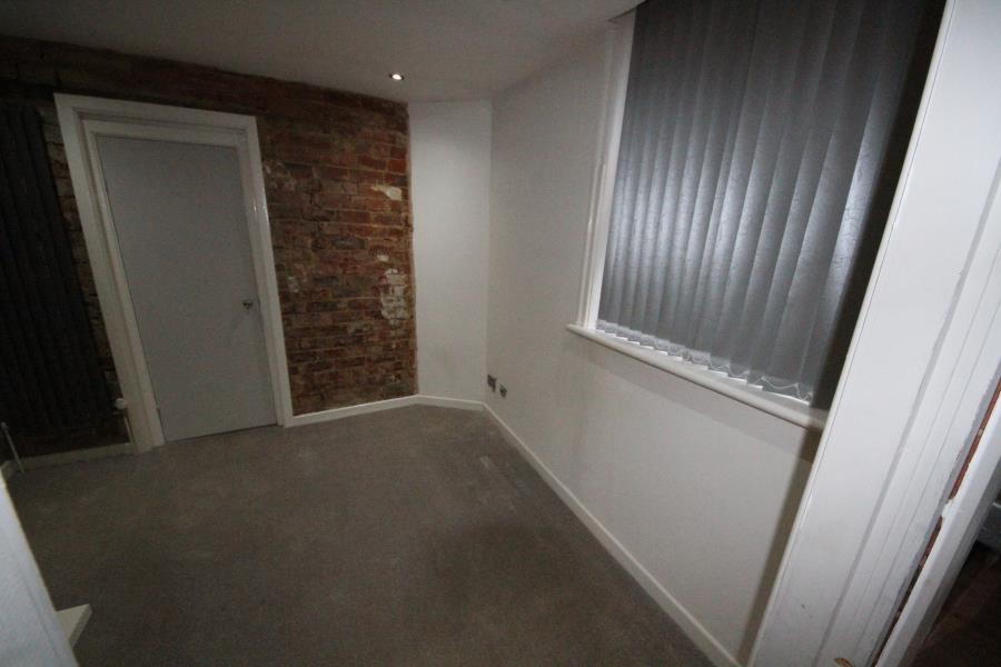 Street Lane, Roundhay, Leeds, LS8 2ET 1 bed apartment £850 pcm (£196 pw)