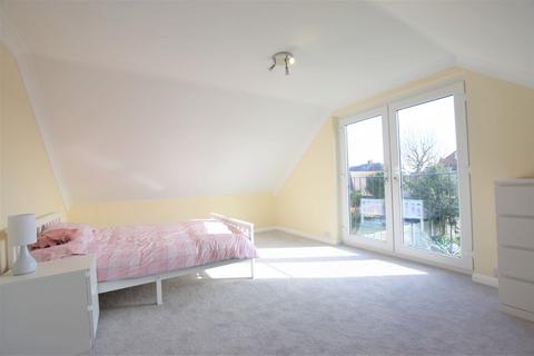4 bedroom chalet for sale, Salisbury Road, Holland-on-Sea