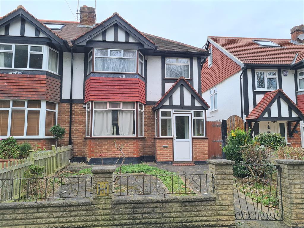 River Gardens, Carshalton, Surrey... 3 bed semidetached house £525,000