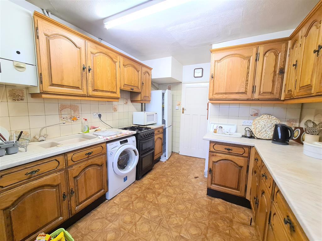 River Gardens, Carshalton, Surrey... 3 bed semidetached house £525,000