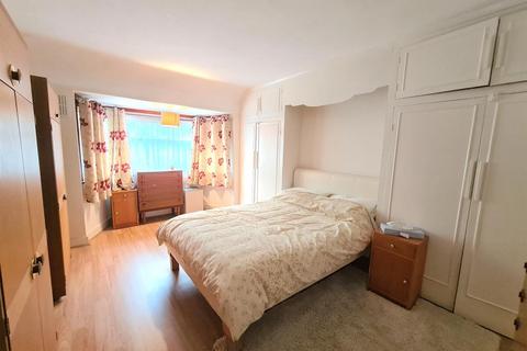 8 River Gardens, Carshalton, SM5 2NH