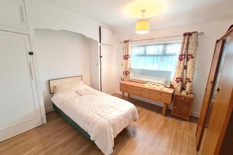 8 River Gardens, Carshalton, SM5 2NH