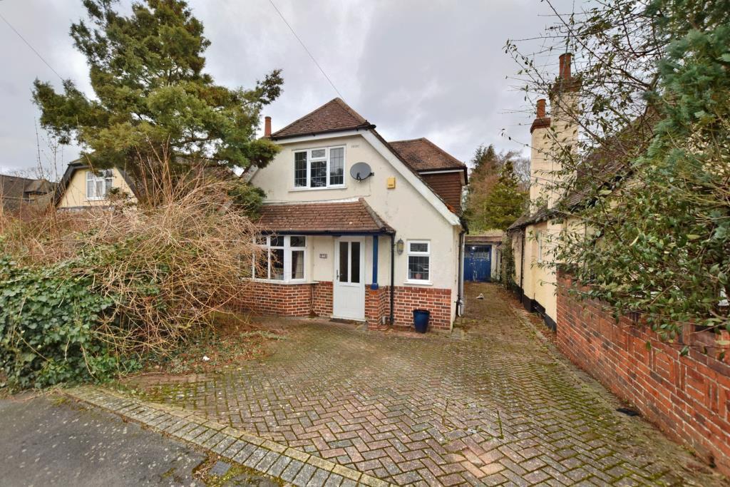 Woodlands Avenue, West Byfleet, KT14 3 bed detached house £650,000