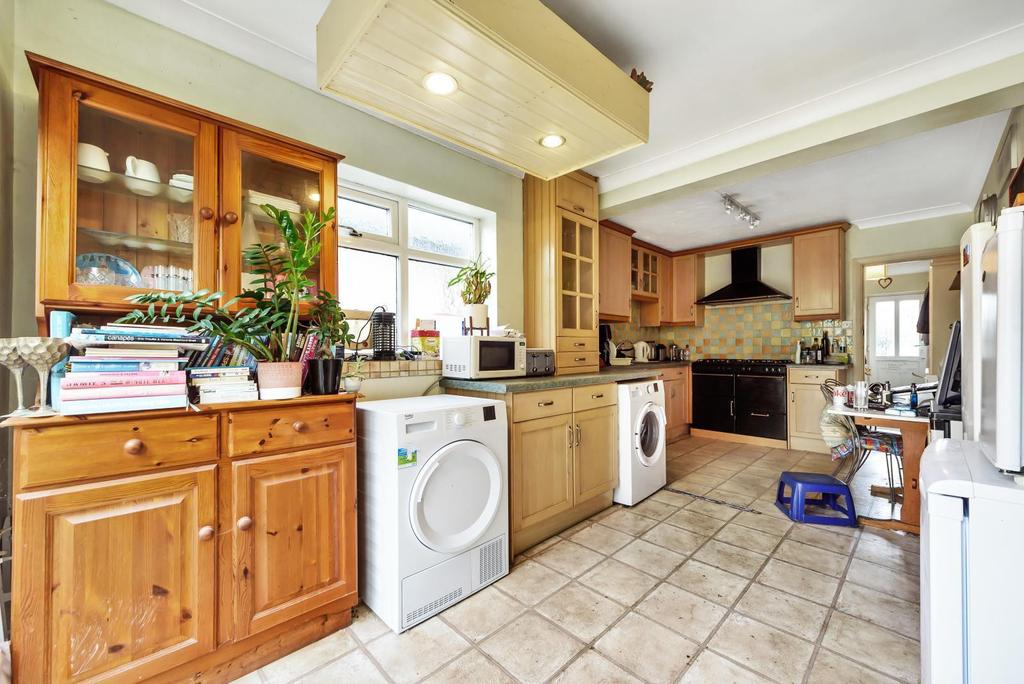 Woodlands Avenue, West Byfleet, KT14 3 bed detached house £650,000