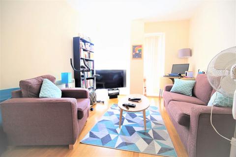 3 bedroom flat to rent, 133 Axminster Road, London N7