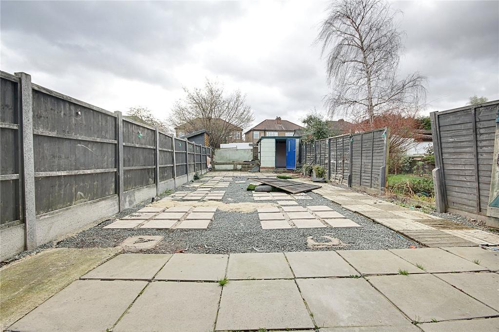 Carisbrook Close, Enfield, EN1 3 bed terraced house £1,700 pcm (£392 pw)