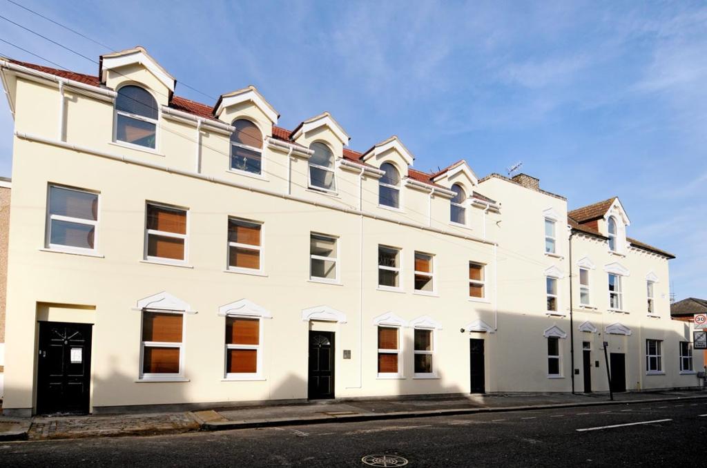 Lanier Road Hither Green SE13 1 bed flat £1,250 pcm (£288 pw)