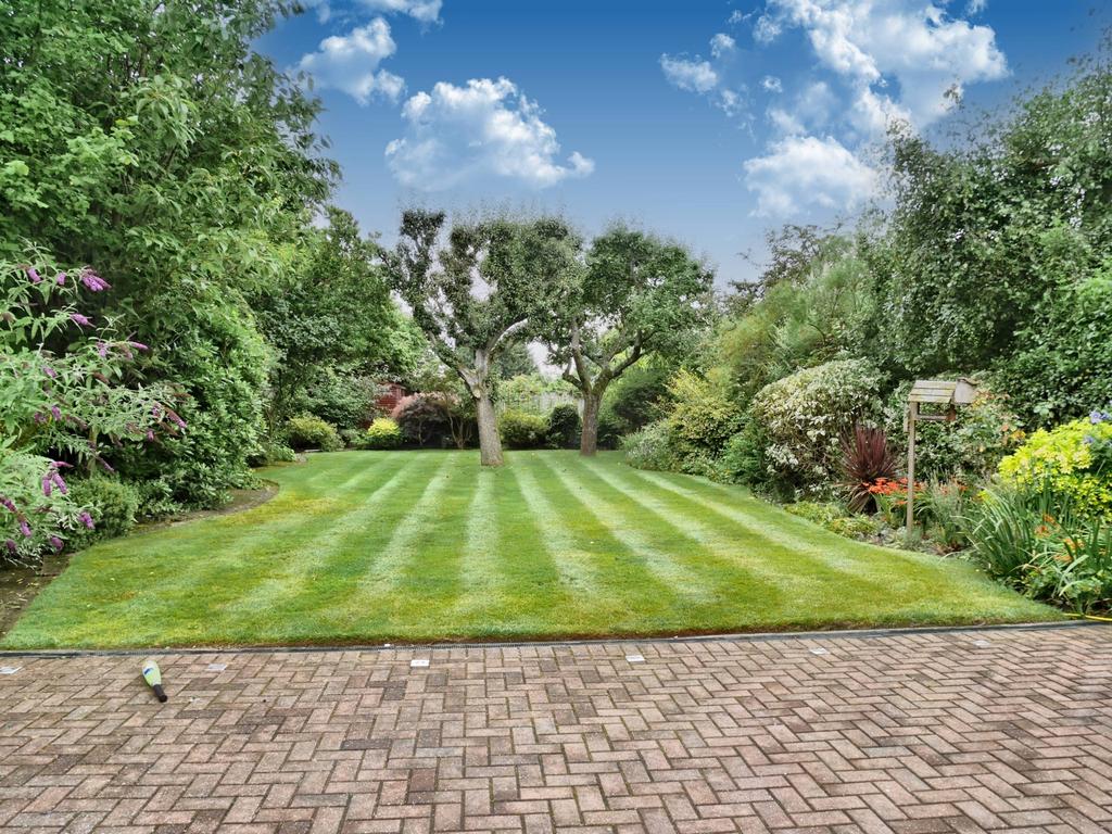 Hill Road, Pinner HA5 4 bed semidetached house £2,250 pcm (£519 pw)