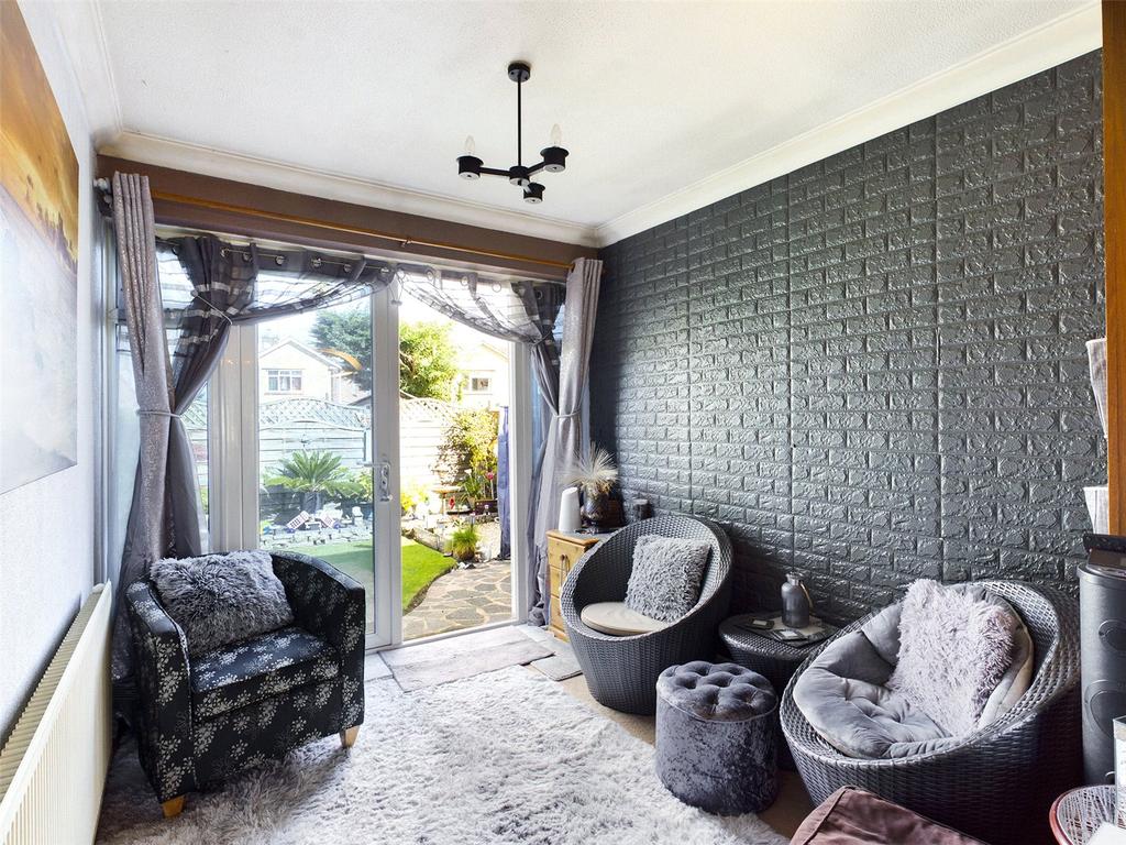 Maxwell, Road, Ashford, TW15 2 bed terraced house £1,450 pcm (£335 pw)