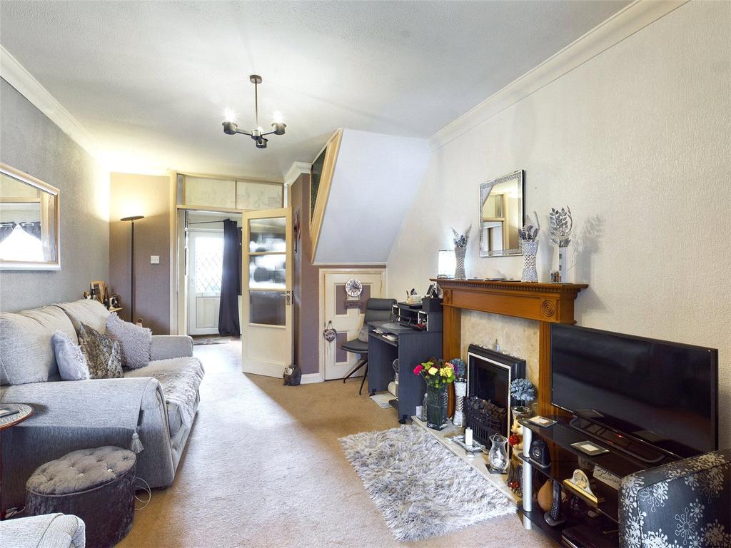 Maxwell, Road, Ashford, TW15 2 bed terraced house £1,450 pcm (£335 pw)