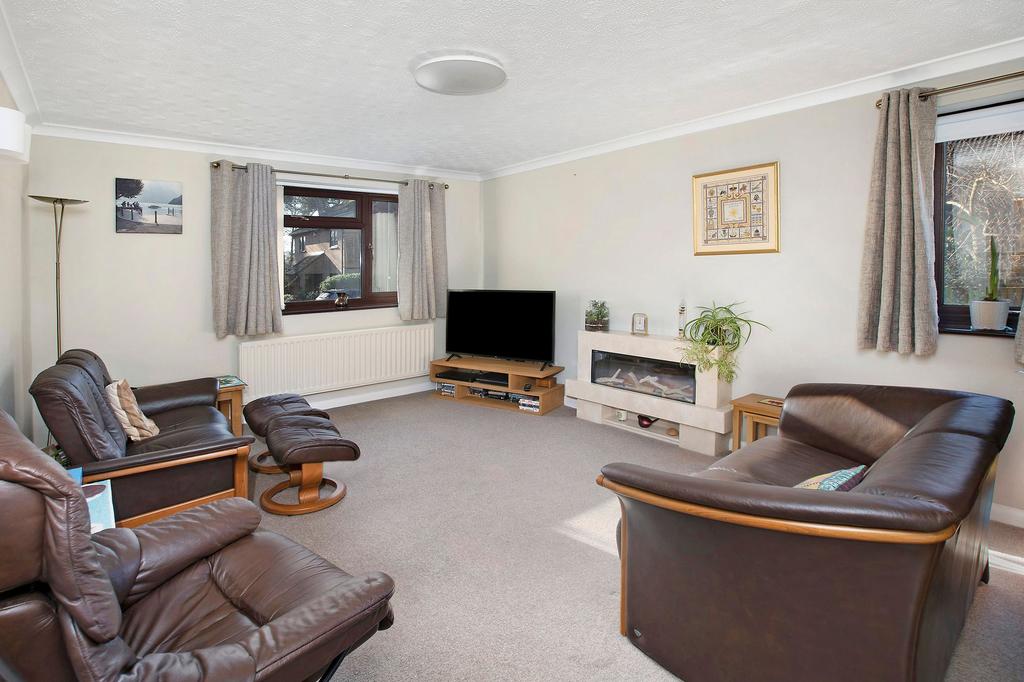 Eagle Close, Kingsteignton, TQ12 4 bed detached house £400,000