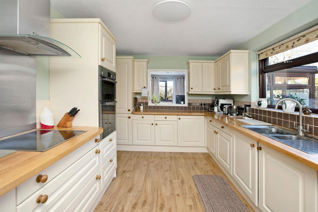 Eagle Close, Kingsteignton, TQ12 4 bed detached house £400,000