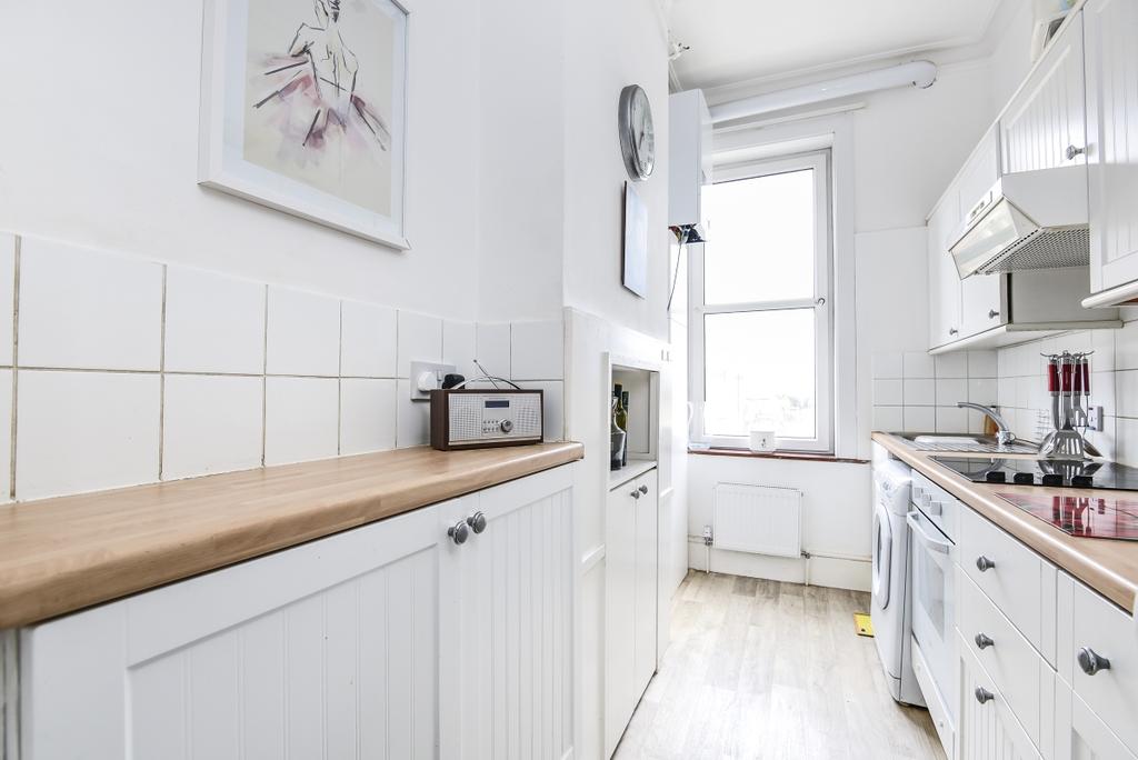 Lavender Hill Battersea SW11 1 bed flat £1,500 pcm (£346 pw)