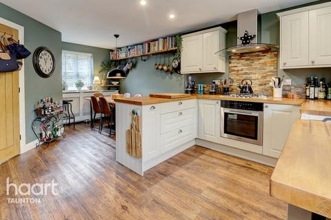 48 Alvington Fields, Brympton, Yeovil, BA22 8AY