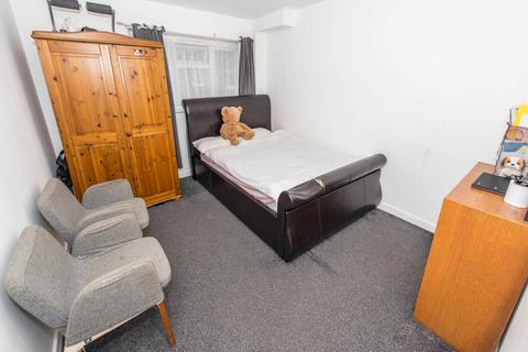 Flat 2, 2 Brambledown Road, Wallington, SM6 0TQ