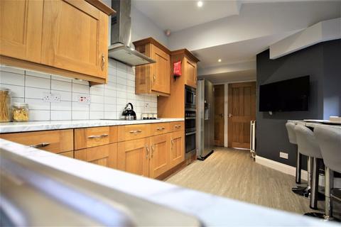 18 Estcourt Avenue, Leeds, LS6 3ES