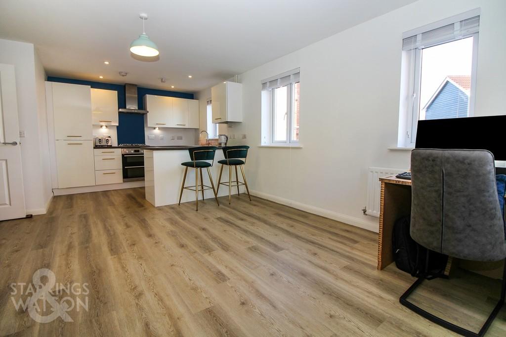 Falcon Crescent, Queens Hill, Norwich 2 bed ground floor flat £160,000