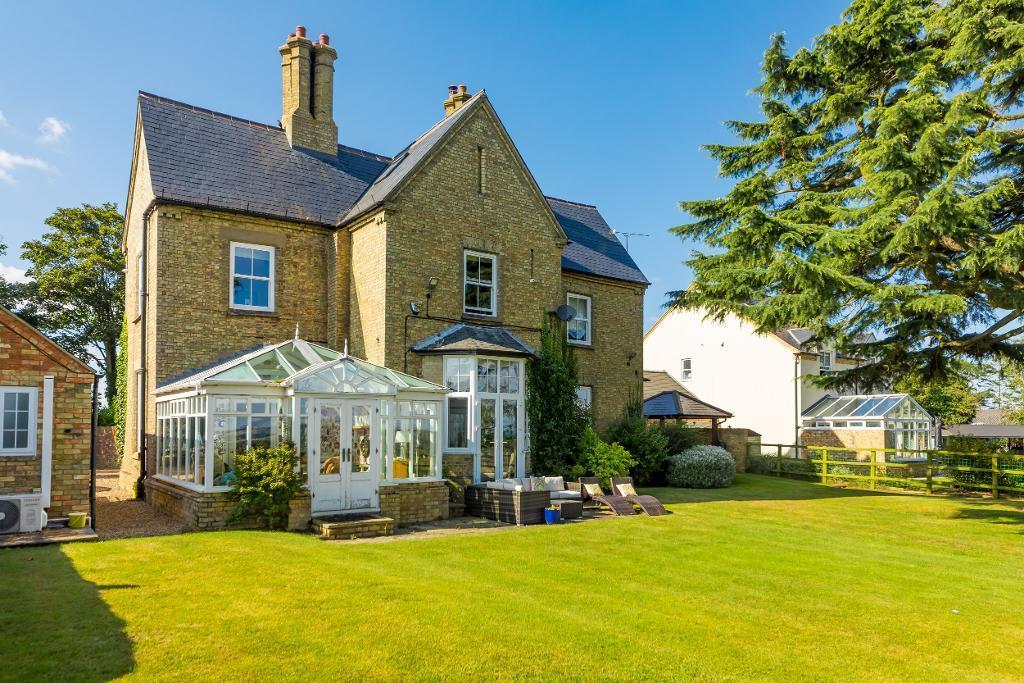 Church Road, Pulloxhill, Bedfordshire, MK45 5HD 5 bed semidetached