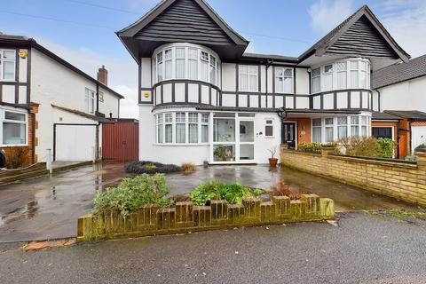44 Abbotsbury Gardens, Pinner, HA5 1SX