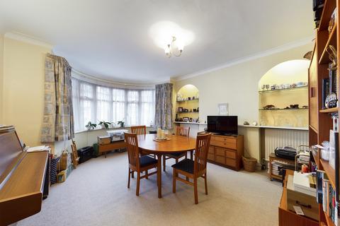 44 Abbotsbury Gardens, Pinner, HA5 1SX
