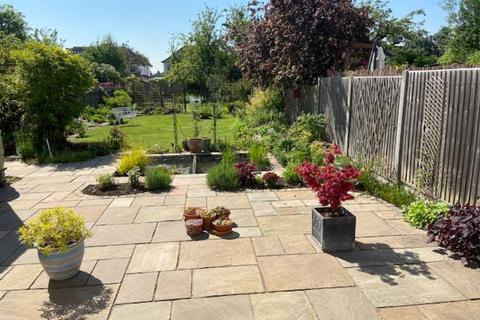 44 Abbotsbury Gardens, Pinner, HA5 1SX