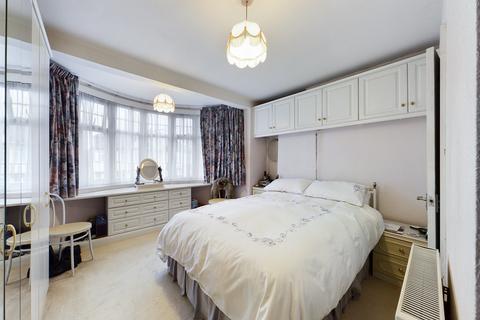 44 Abbotsbury Gardens, Pinner, HA5 1SX