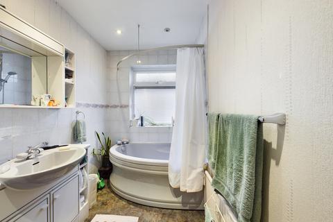 44 Abbotsbury Gardens, Pinner, HA5 1SX