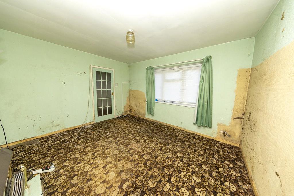 Walker Avenue, Tividale, Oldbury, West Midlands, B69 3 bed semidetached house £135,000