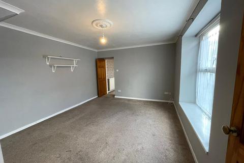 2 bedroom semi-detached house to rent, Queen Street, Pembroke Dock, Sir Benfro, SA72