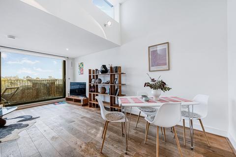 2 bedroom flat to rent, Bazalgette Court, Great West Road, Hammersmith