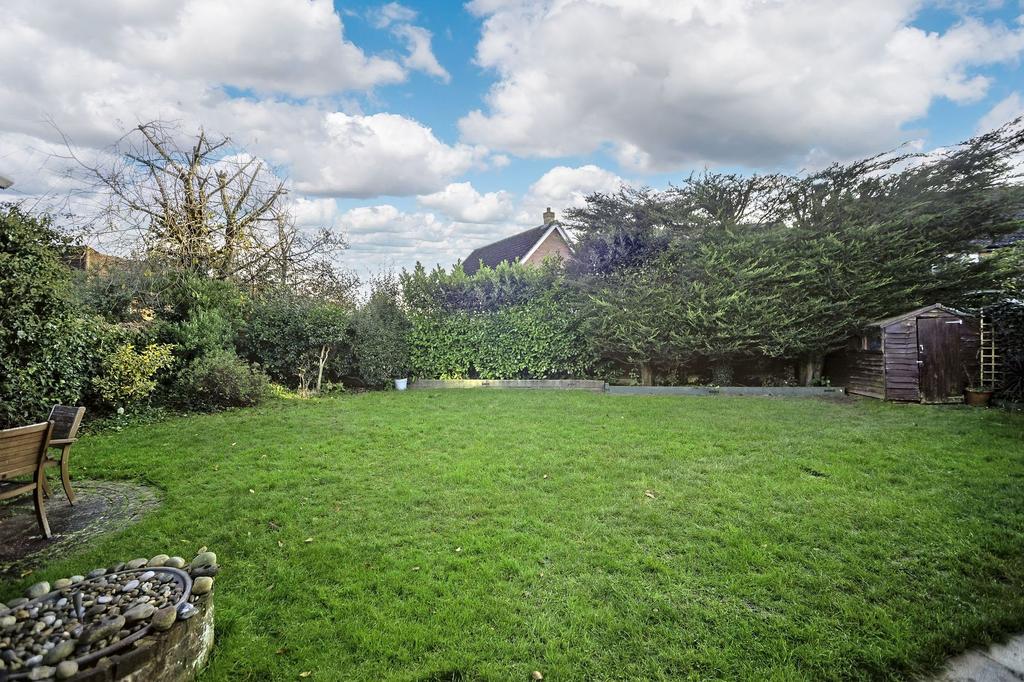 Lambourne Drive, Kings Hill, ME19 5 bed detached house £640,000