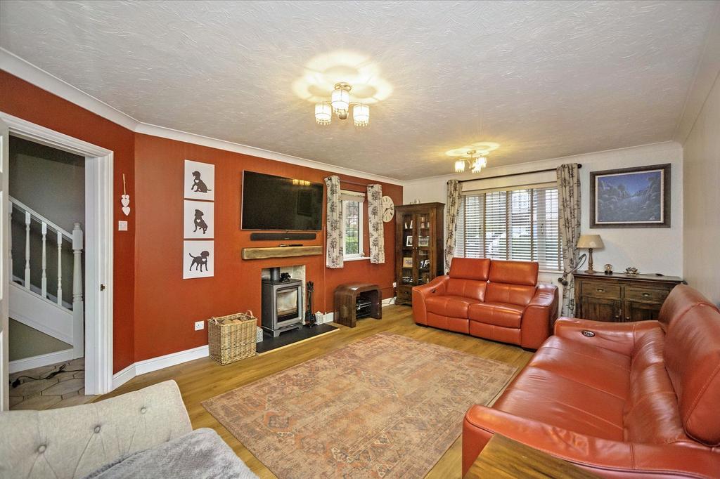 Lambourne Drive, Kings Hill, ME19 5 bed detached house £640,000