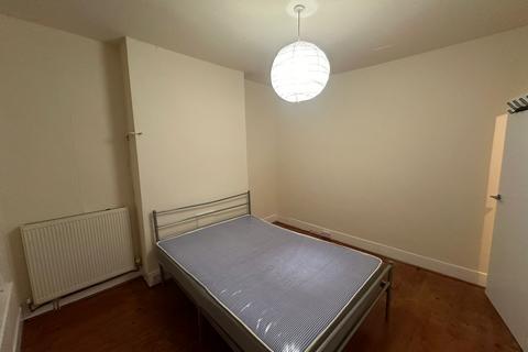 4 bedroom terraced house to rent, Evelina Road,  London, SE15