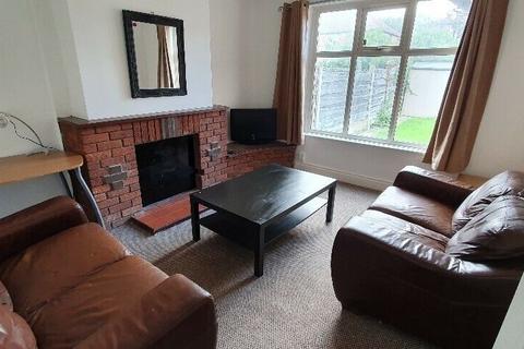 4 bedroom semi-detached house to rent, Delacourt Road, Manchester M14