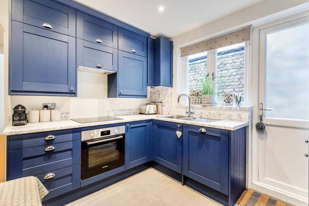 Gosberton Road, Balham 2 bed flat for sale £740,000