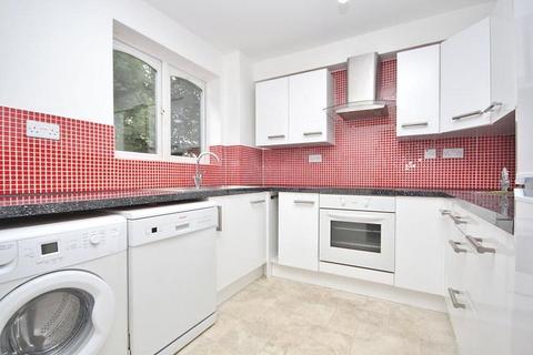 2 bedroom property to rent - Frazer Close, Romford, Essex, RM1