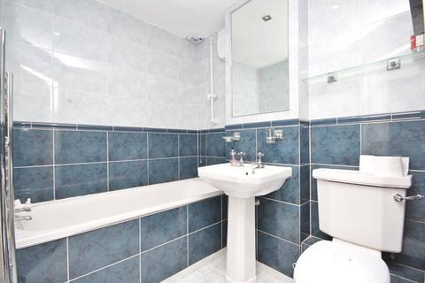 2 bedroom property to rent - Frazer Close, Romford, Essex, RM1