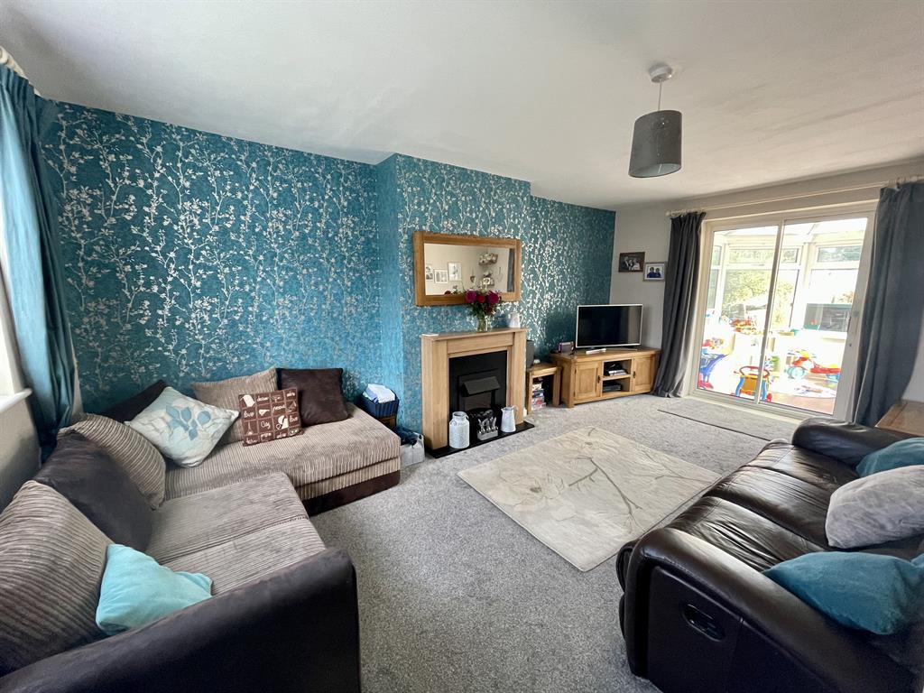 Highfields Approach, Dursley, GL11 4NP 3 bed semidetached house £285,000