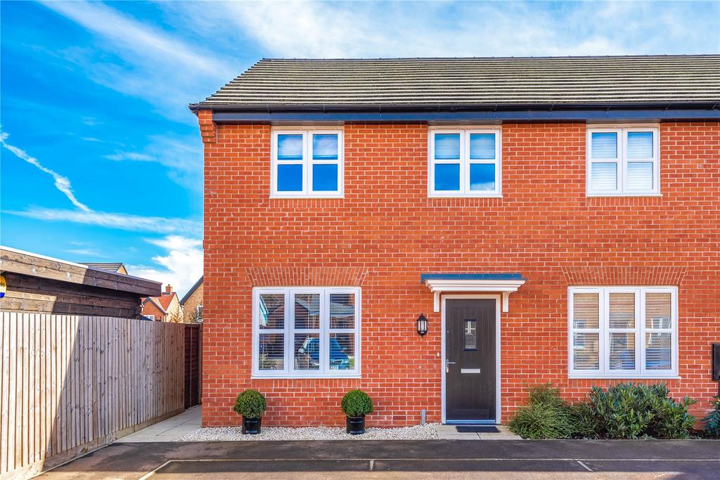 Rosebay Close, Ampthill, Bedfordshire, MK45 3 bed semidetached house for sale £385,000