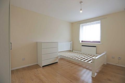 2 bedroom flat to rent - Gurney Close, Barking, IG11
