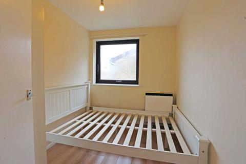 2 bedroom flat to rent - Gurney Close, Barking, IG11