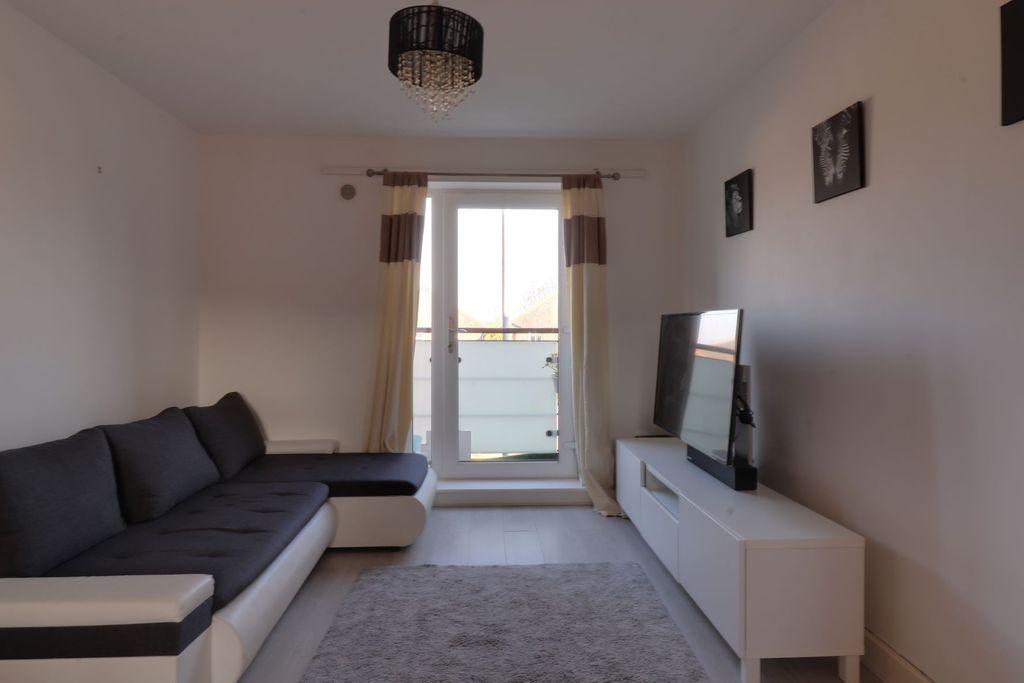 Vauxhall Way, Dunstable, Beds LU6 1BF 2 bed flat £1,000 pcm (£231 pw)