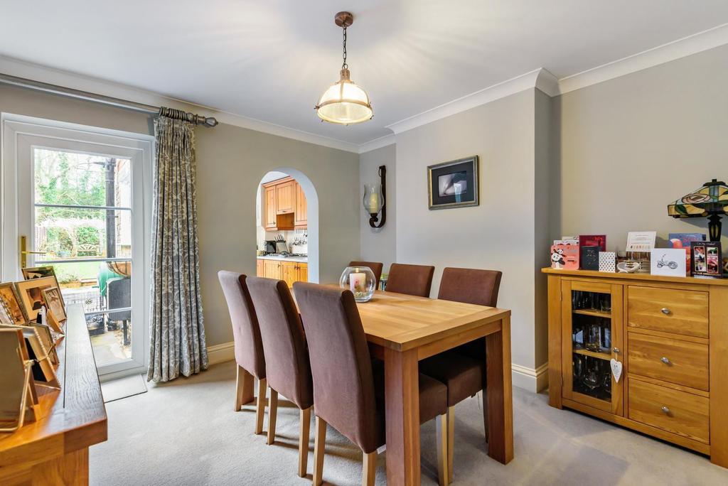 Royal Oak Road, Woking, GU21 2 bed semidetached house £475,000