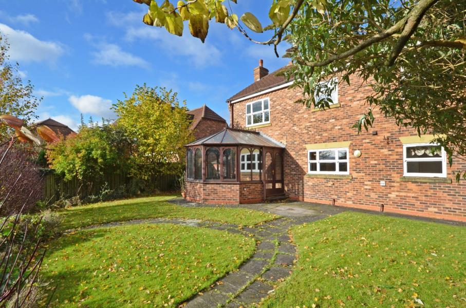 LAKESIDE, ACASTER MALBIS, YORK, YO23 2TY 5 bed detached house £1,900