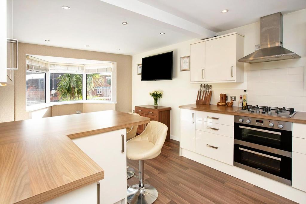 Third Avenue, Teignmouth, TQ14 3 bed terraced house £285,000