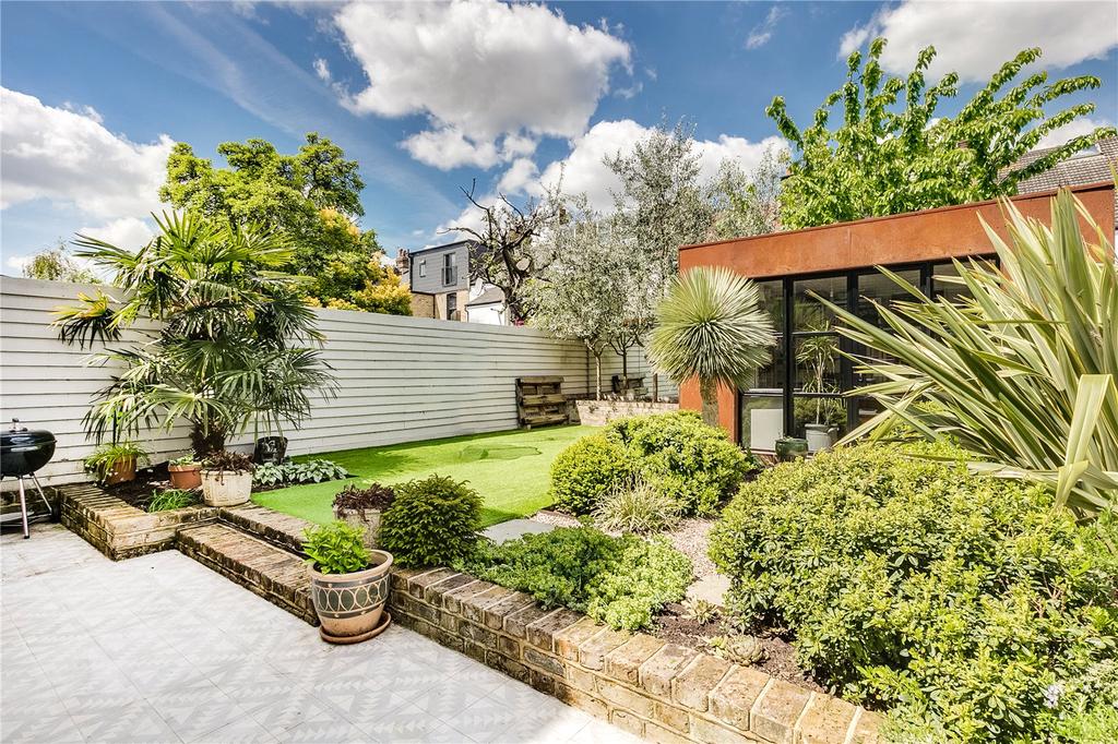 Pendle Road, SW16 4 bed terraced house £4,117 pcm (£950 pw)