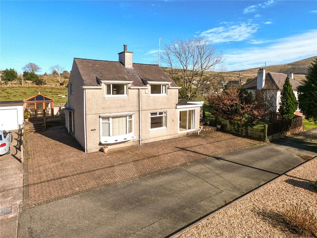 Waunfawr, Caernarfon, Gwynedd, LL55 3 bed detached house £285,000