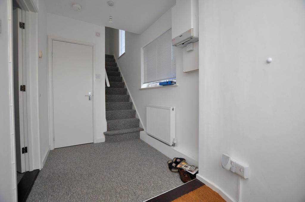Hawkhurst Close, Chelmsford, CM1 3 bed semidetached house £1,350 pcm
