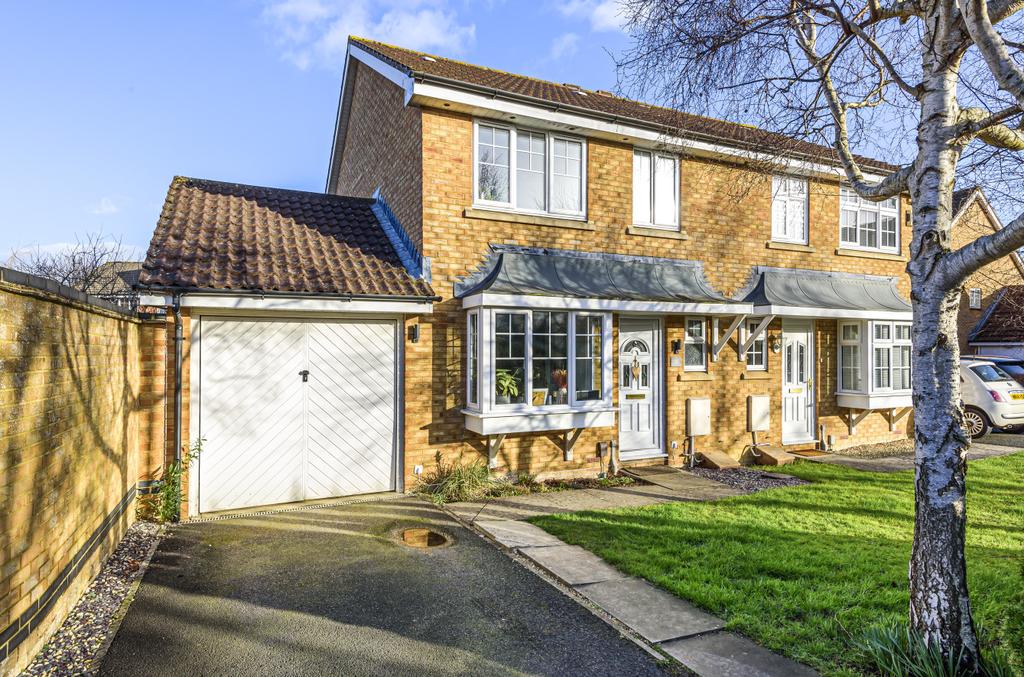 Shipley Drive, Swindon, Wiltshire, SN25 3 bed semidetached house for